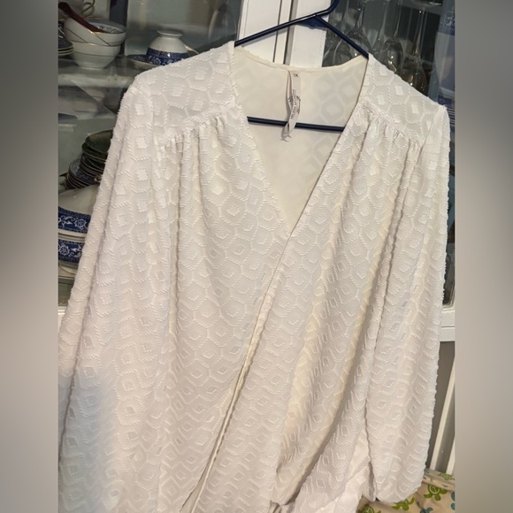 Melissa McCarthy Tops - Melissa McCarthy Cream Textured Top 1X v neck